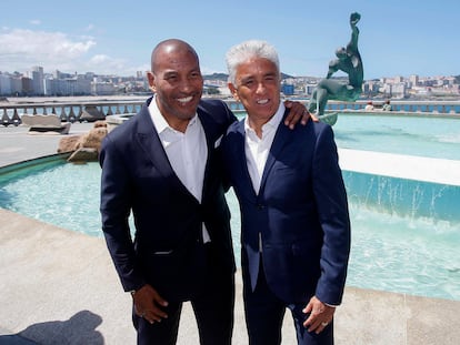 Bebeto y Mauro Silva en la fuente de los Surfistas de Orzán la víspera del homenaje que recibirán durante el Trogro Teresa Herera, en A Coruña este viernes