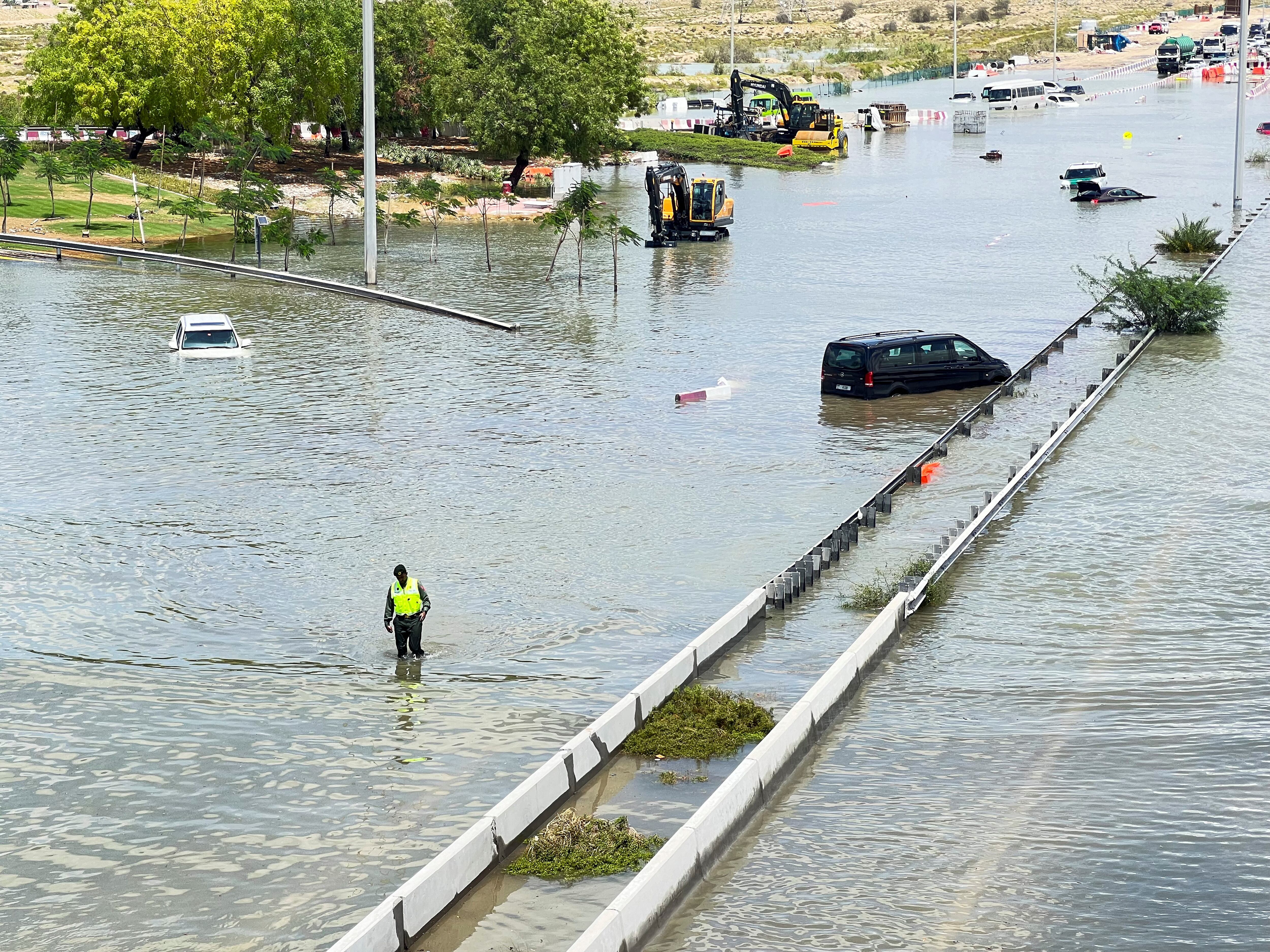 Vehículos atrapados en una carretera inundada de Dubaís, este miércoles.