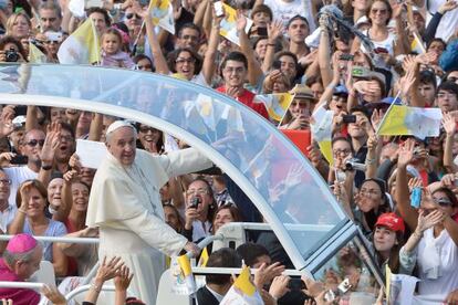 El Papa, a su llegada a Cagliari.