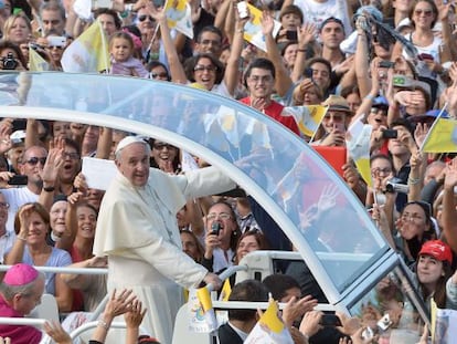 El Papa, a su llegada a Cagliari.