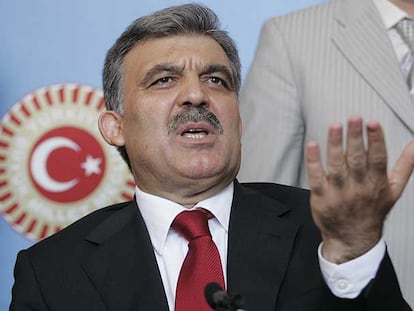 El candidato a presidente de Turquía, Abdulá Gül, durante una conferencia de prensa celebrada ayer en Ankara.