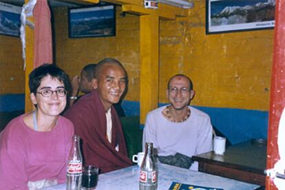 La autora y su compañero toman refrescos con un monje budista en Bodhnath.