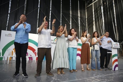 La vicepresidenta Yolanda Díaz y la ministra Ione Belarra, junto a Juan Antonio Delgado, Enrique Santiago, Inmaculada Nieto, Esperanza Nieto y José Antonio Jiménez, el sábado en Córdoba.