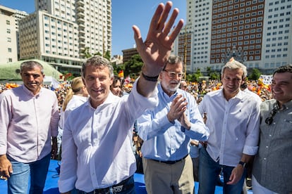 El líder del PP, Alberto Núñez Feijóo, saluda, junto a Mariano Rajoy, Alfonso Rueda y Juan Manuel Moreno.