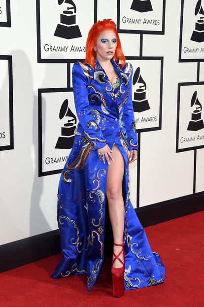 Lady Gaga, que ofreció un homenaje a David Bowie (y se tatuó su cara en las horas previas a la gala), acudió con un look que homenajeaba al artista fallecido. Lo firmaba Marc Jacobs.