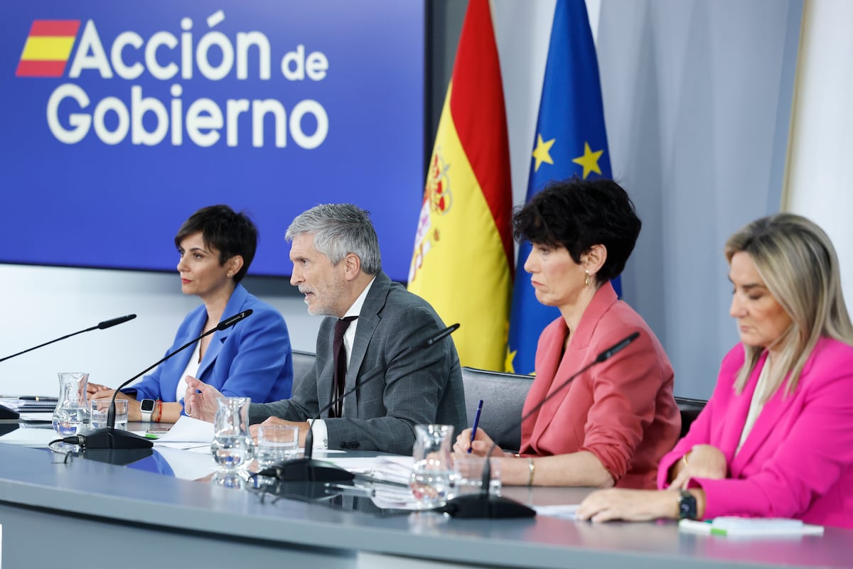El Gobierno denuncia que ayuntamientos del PP están boicoteando la regularización por instrucciones “racistas” de Feijóo