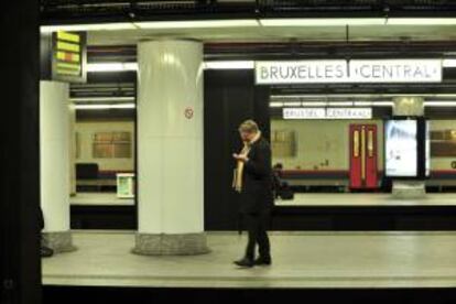 Un hombre espera un tren en la Estación Central de Bruselas, Bélgica. EFE/Archivo