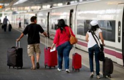 El Ministerio de Fomento ha decretado unos servicios mínimos del 72 % en trenes AVE y de larga distancia y del 75 % en trenes de Cercanías en hora punta para hacer frente a la convocatoria de huelga en el sector del transporte ferroviario para los días 5 y 20 de diciembre. EFE/Archivo