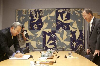 Ehud Barak firma en el libro de visitas de Naciones Unidas ante su secretario general, Ban-Ki Moon.