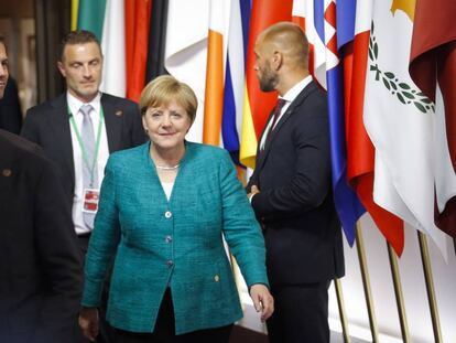 La canciller alemana, Angela Merkel, tras una noche de negociaciones sobre inmigración en Bruselas.  EFE/OLIVIER HOSLET