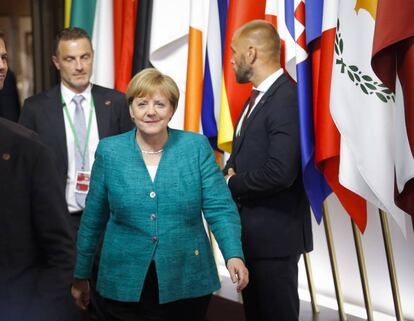 La canciller alemana, Angela Merkel, tras una noche de negociaciones sobre inmigración en Bruselas.  EFE/OLIVIER HOSLET