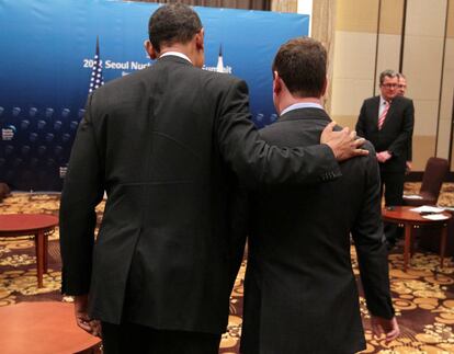 Obama abraza a Medvedev poco antes de comenzar su reunión en Seúl. (Foto: KREMLIN POOL)