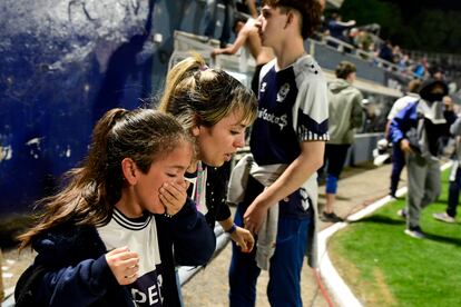 Aficionados saltan al campo del estadio. A los nueve minutos del primer tiempo, Hugo Ibarra, el entrenador de Boca Juniors, pidió al árbitro que interrumpiera el encuentro porque los gases le habían afectado la vista.