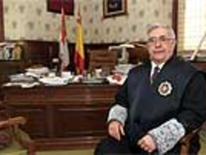 José Luis de Pedro Mimbrero, presidente del Tribunal Superior de Justicia de Castilla y León, en su despacho.
