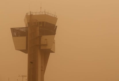 Aspecto que presentaba este sábado la torre de control del aeropuerto de Las Palmas a causa de la calima que afecta a Canarias.