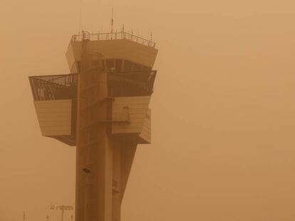 Aspecto que presentaba este sábado la torre de control del aeropuerto de Las Palmas a causa de la calima que afecta a Canarias.