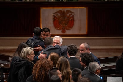 Miguel Uribe Londoño, padre del senador, recibe condolencias de varias personas, en la tarde de este lunes, en el Salón Elíptico del Capitolio Nacional.