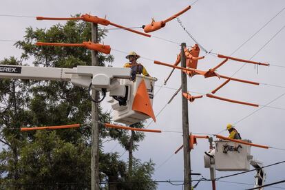 Los trabajadores de Pike Electric fortalecen las líneas eléctricas, Florida.  Alrededor de 30.000 trabajadores de las compañías eléctricas se encuentran ya desplegados para hacer las reparaciones necesarias.