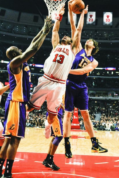 Pau Gasol bloquea a Joakim Hoah, de los Bulls.