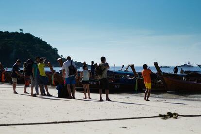 Alrededor de cuatro ferris y barcos llegan a la isla de Koh Lipe cada día. Ya en 2007, un documento de la Unesco advertía de que las visitas habían pasado de unas 2.000 anuales a 1.000 diarias.