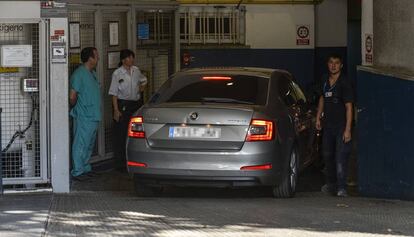 Coche policial que traslada a Bassa entrando en la clínica.