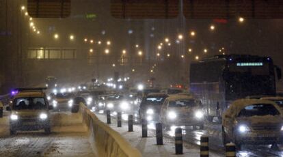 Atasco en la Avenida de América de Madrid, pasadas las diez de la noche.