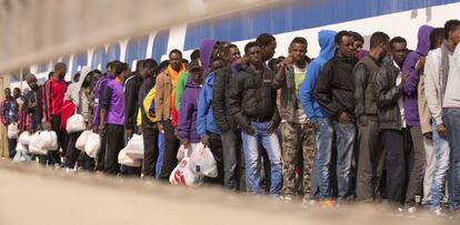 Inmigrantes en el puerto de Lampedusa (Italia), embarcando en el ferry hacia Sicilia.