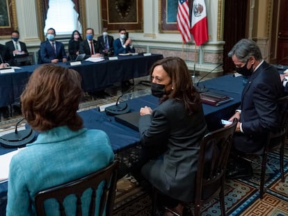 La vicepresidenta de Estados Unidos, Kamala Harris, preside el Diálogo Económico de Alto Nivel, en Washington.