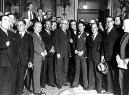 Manuel Azaña, en el centro, después de haber pronunciado en el Parlamento su discurso sobre el proyecto de Estatuto de Autonomía de Cataluña, en mayo de 1932. 