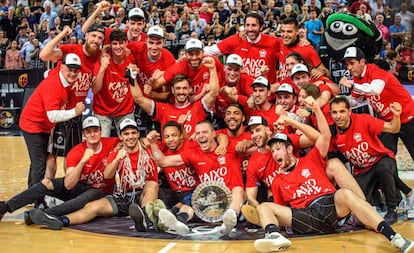 Los jugadores del Retabet Bilbao Basket celebran el ascenso a la Liga Endesa.