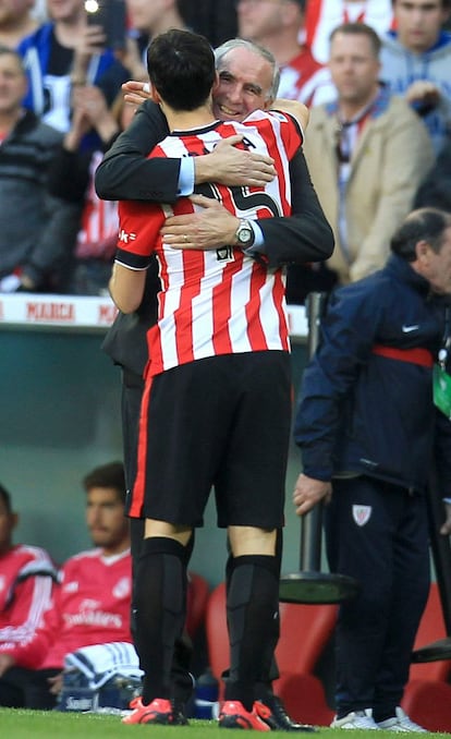 El exportero del Athletic Club Jos&eacute; Angel Iribar recibe el abrazo del capit&aacute;n del Athletic Club Andoni Iraola durante el homenaje recibido antes del partido ante el Real Madrid