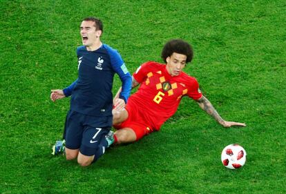 El jugador francés Antoine Griezmann recibe una entrada del jugador belga Axel Witsel.