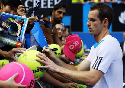 El tenista británico Andy Murray firma autógrafos tras su victoria ante el japonés Go Soeda durante el partido que enfrentó a ambos en el Abierto de Australia hoy, martes 14 de enero de 2014. 