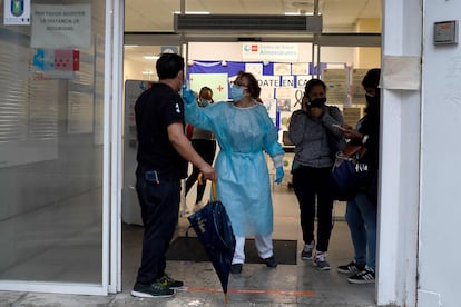 Toma de temperatura a un paciente antes de entrar en un centro de salud de Usera (Madrid), este viernes.