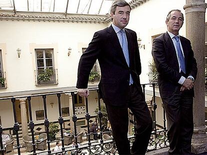 El secretario general del PP, Ángel Acebes, y el secretario de Organización, Sebastián González, ayer en Ávila.