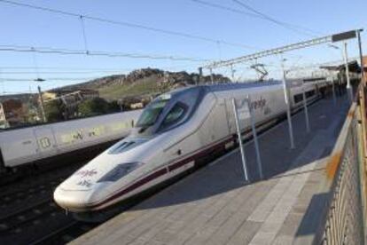 Un tren de Alta Velocidad con destino a la estación madrileña de Atocha espera su salida en la de Puertollano (Ciudad Real). EFE/Archivo