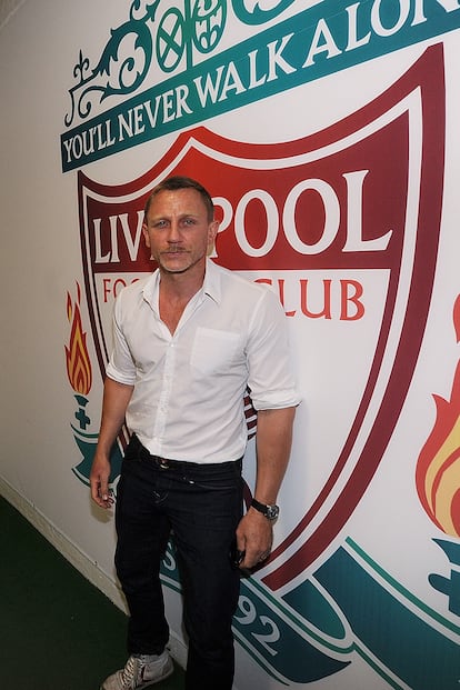 Daniel Craig

Entre rodaje y rodaje de la saga Bond, el último agente 007 sigue con pasión los partidos del Liverpool en Anfield y ha bajado incluso al vestuario para conocer a la plantilla.