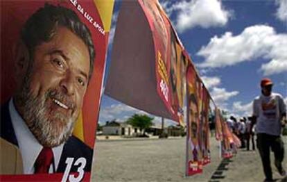 Un cartel de Lula, candidato a la presidencia de Brasil, en una fiesta preparada en Caetes, su ciudad natal para celebrar su victoria.