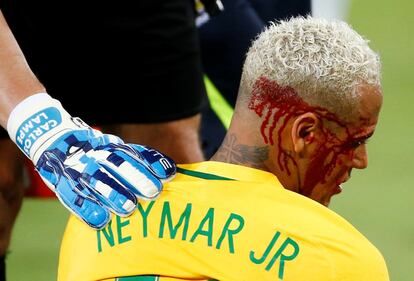 El brasileño Neymar es ayudado por el arquero boliviano Carlos Lampe durante un partido de clasificación para el Mundial de 2018, en el Estadio Dunas Arena de Natal (Brasil) el 6 de octubre de 2016.