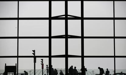 Nube de contaminación desde el edificio de la terminal 3 del Aeropuerto Internacional de Pekín, China.