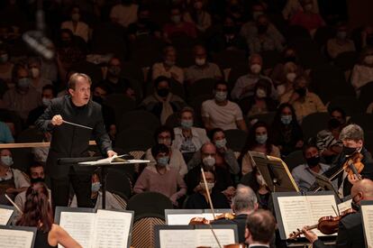 Ludovic Morlot, dirigiendo a la OBC en el concierto 'Dafnis i Cloe'.