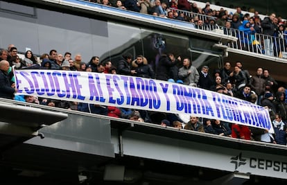 Varias personas muestran desde la grada una pancarta pidiendo la dimisión del presidente del Real Madrid, Florentino Pérez.