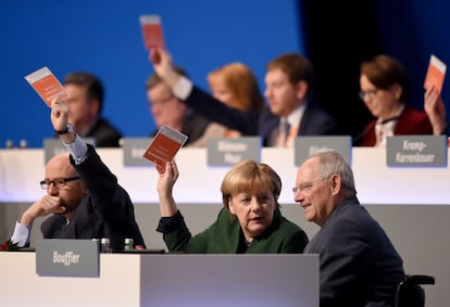 La canciller Angela Merkel y el ministro de Finanzas, Wolfgang Schaeuble, durante el 29 Congreso Anual de la CDU el 7 de diciembre de 2016, en Essen, Alemania. 