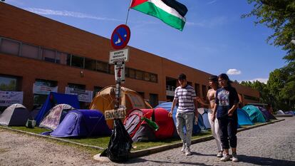Estudiantes universitarios en la acampada en apoyo a Gaza de la Universidad Complutense, el 11 de mayo en Madrid.