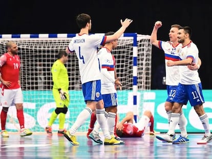 Rusia celebra la victoria contra Georgia que le clasifica para las semifinales.  UEFAfutsal