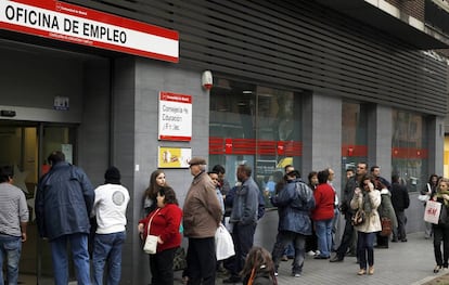 Cola de desempleados ante una Oficina de Empleo en el paseo de Acacias de Madrid. 