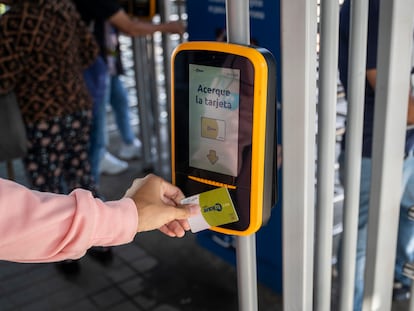 Una persona ingresa al Transmilenio en Bogotá, el 7 de febrero.