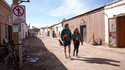 Turistas pasean por San Pedro de Atacama.