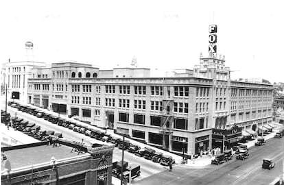 El edificio original del cine Fox de San Diego, que hoy alberga la sala de conviertos.