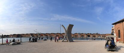 Vista del el antiguo Arsenale de la ciudad, el complejo de atarazanas, dársenas, astilleros y polvorines donde tiene lugar la Bienal, en una imagen del pasado mes de abril.